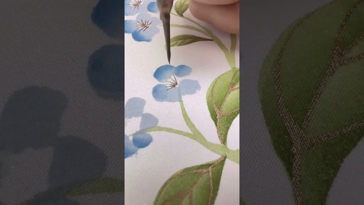 Gold embellished flower painting, chinoiserie style! #flowerpainting #floralpainting #botanicalart