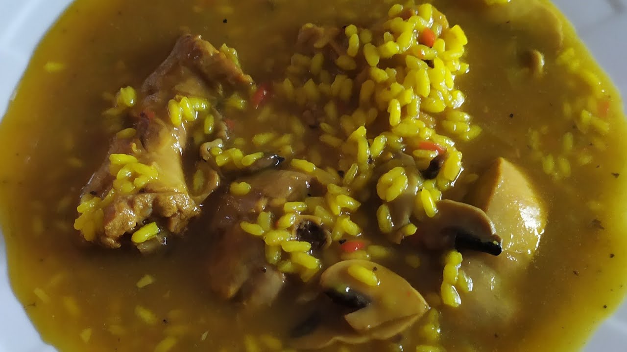 Arroz caldoso con pollo de corral y champiñones