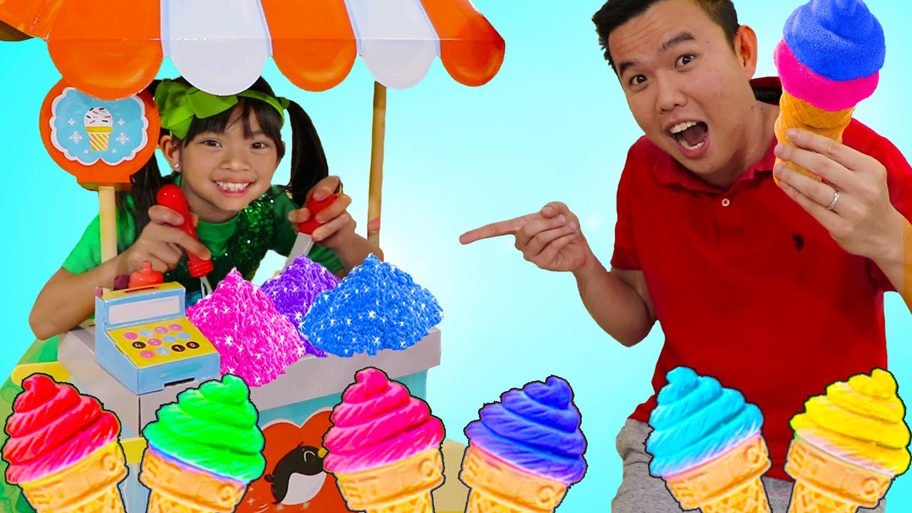 Emma Juega a la Tienda de Helados  | Juguetes de Comida y  Arena Cinética