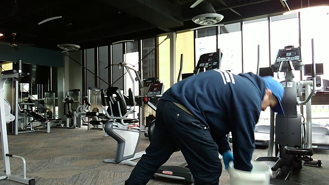 Limpiando el gimnasio