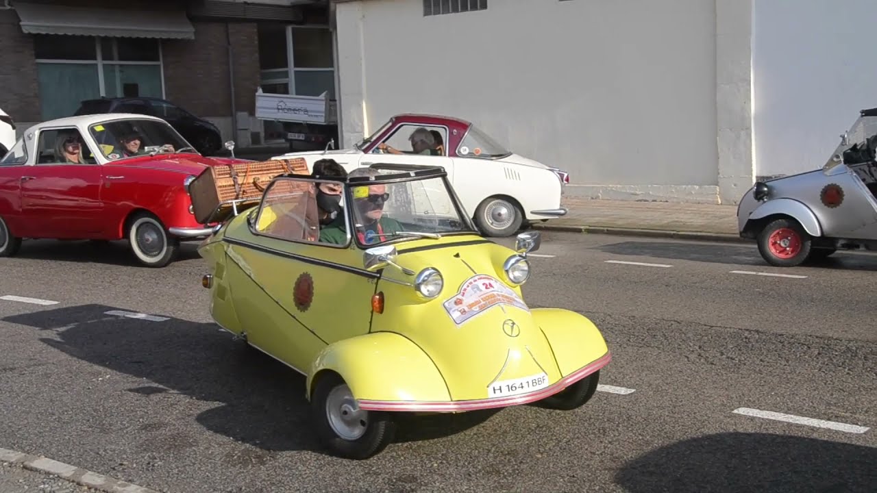 Sant Fruitós de Bages va acollir la Trobada Nacional de Microcotxes del Clàssic Motor Club del Bages
