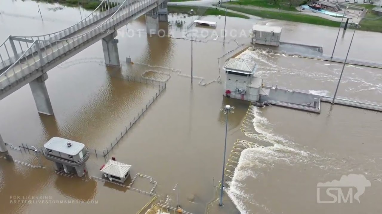 04-09-2025 Louisville, KY - Ohio River Spilling over Mcalpine Lock and Dam