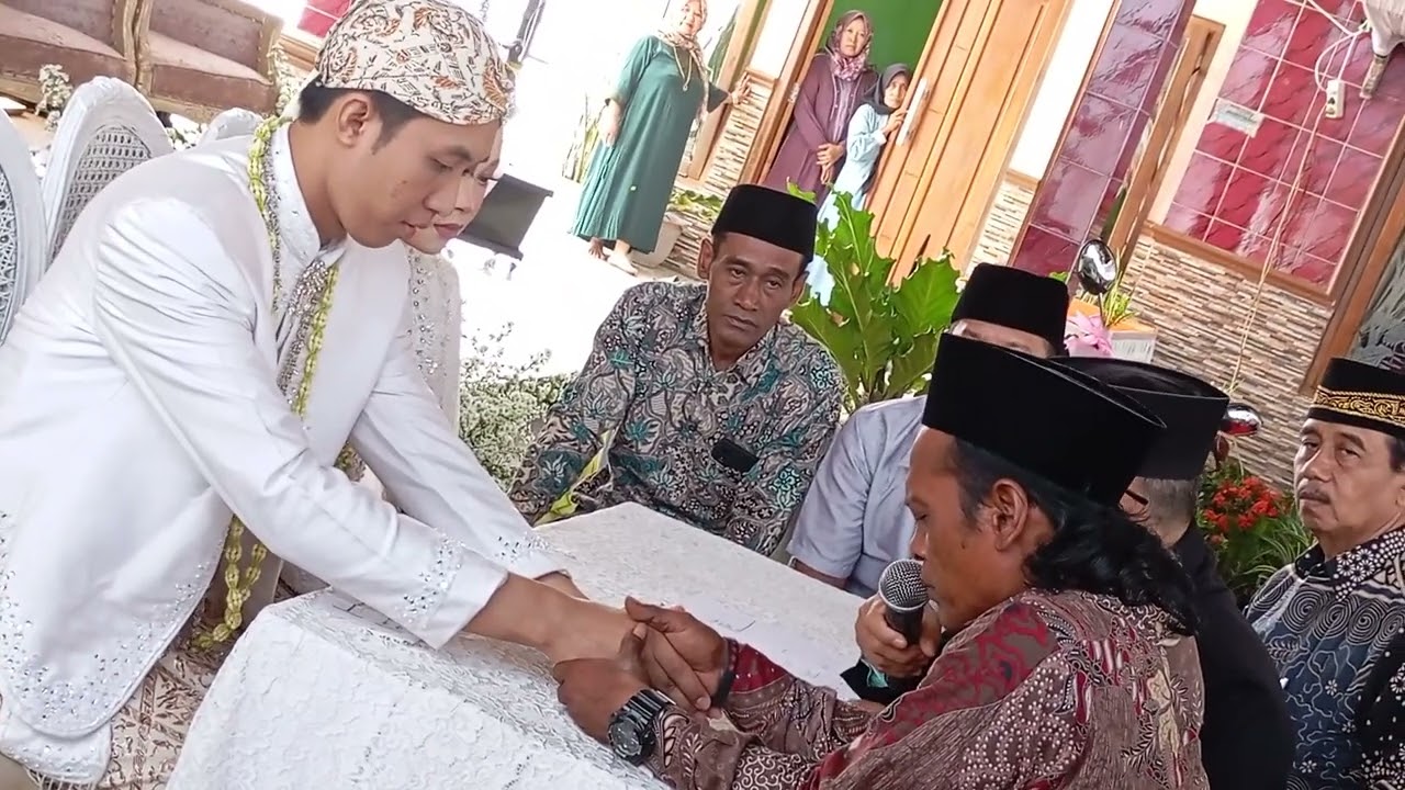 pengucapan janji suci/ijab kobul pengantin pria...... sah....... sah..... amin..... amin.... 😍😍😍😍😍