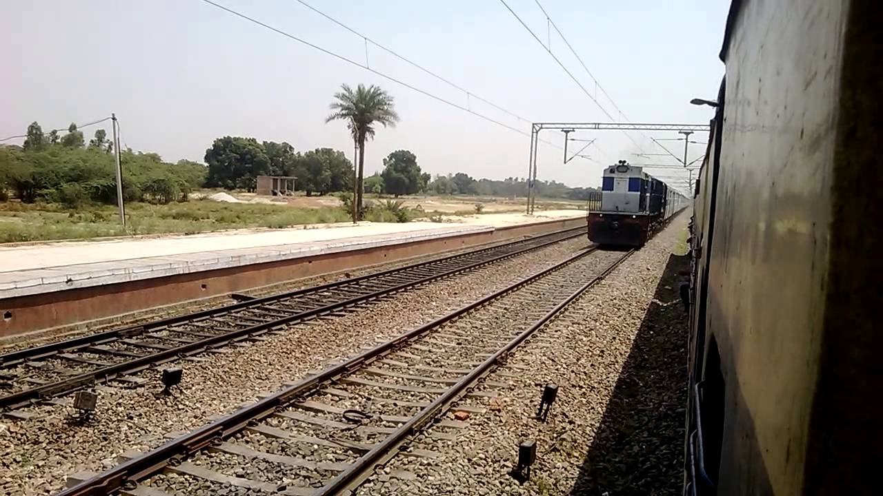 Varuna Express 24227 ovetaking LKO-CNB memu train