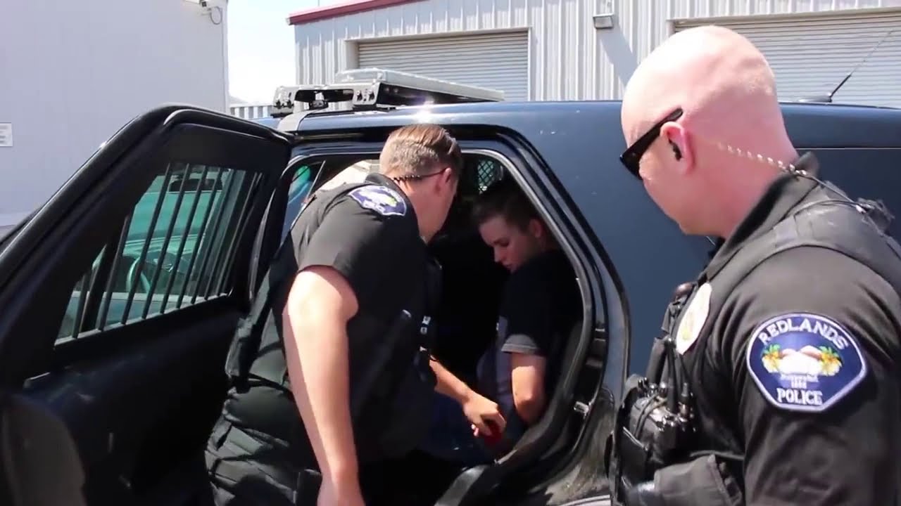 E15M DUI арестовал подростка в наручниках
