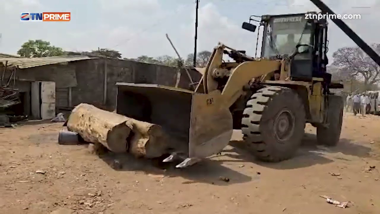Demolition of illegal structures underway at Makoni Shopping Centre in Chitungwiza | ZTN |