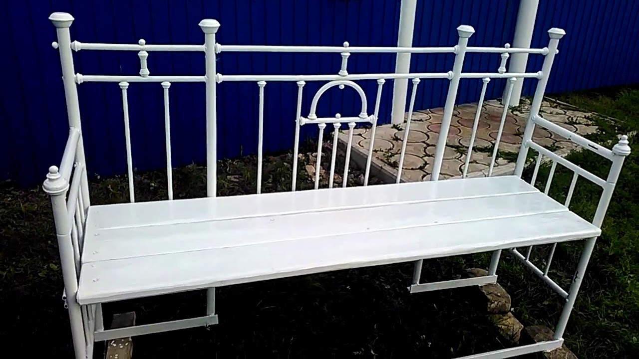 скамейка из старой железной кровати