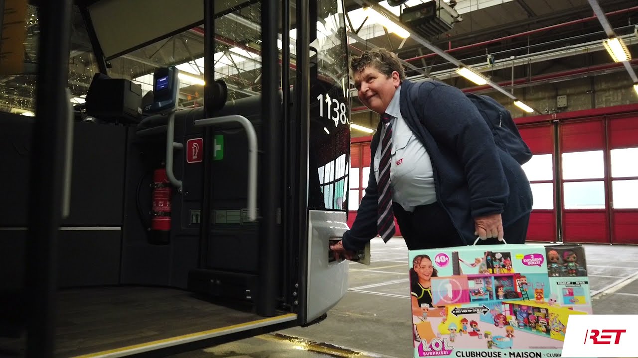 Buschauffeur Tonnie heeft een prachtig pakket voor Stichting Jarige Job