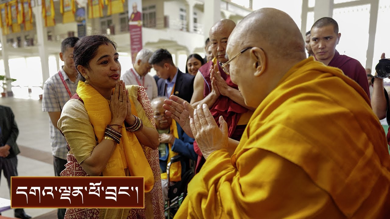 ཧོན་སུར་རབ་རྒྱས་གླིང་གི་མི་མང་སོགས་དད་ལྡན་སུམ་བརྒྱ་ཙམ་ལ་མཇལ་ཁ་སྩལ་བ།