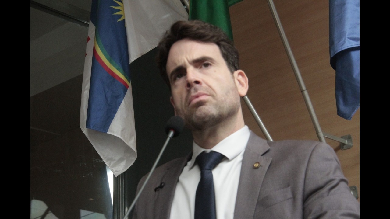 Eduardo Moura discute requerimentos do vereador Alcides Teixeira Neto
