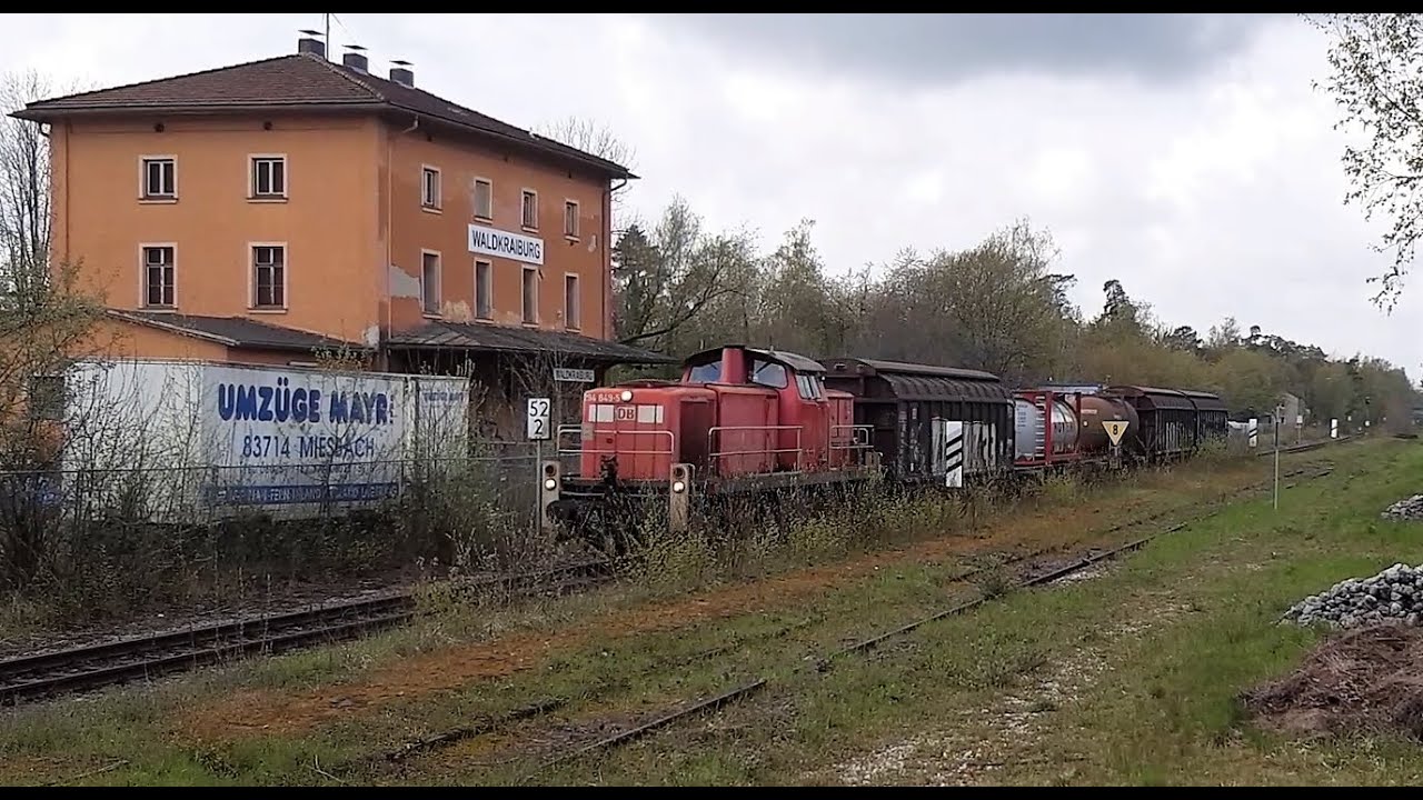 Industriebahn Waldkraiburg am 26.4.2023 G&uuml;terzug mit 294 849 kommt aus Aschau Werk...