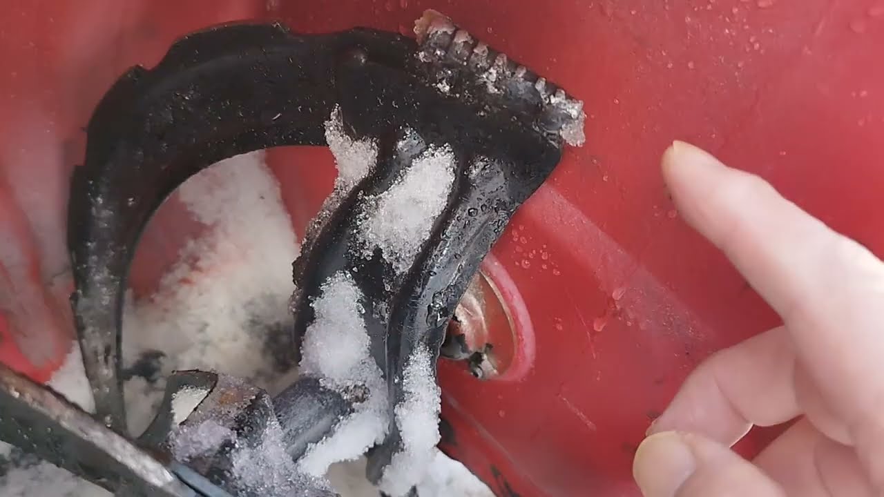 スキッド、オーガの刃これが無いと凍った雪を除雪出来ません。