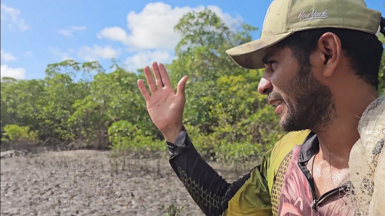 BUSCANDO O JANTAR NO IGARAPÉ. 