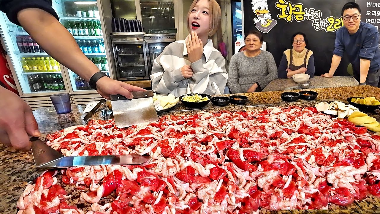 초대형 돌판에 구워주는 고기와 누룽지가 있다고해서 왔습니다🥹 철판 아이스크림 같은 누룽지 볶음밥과 오리고기 먹방