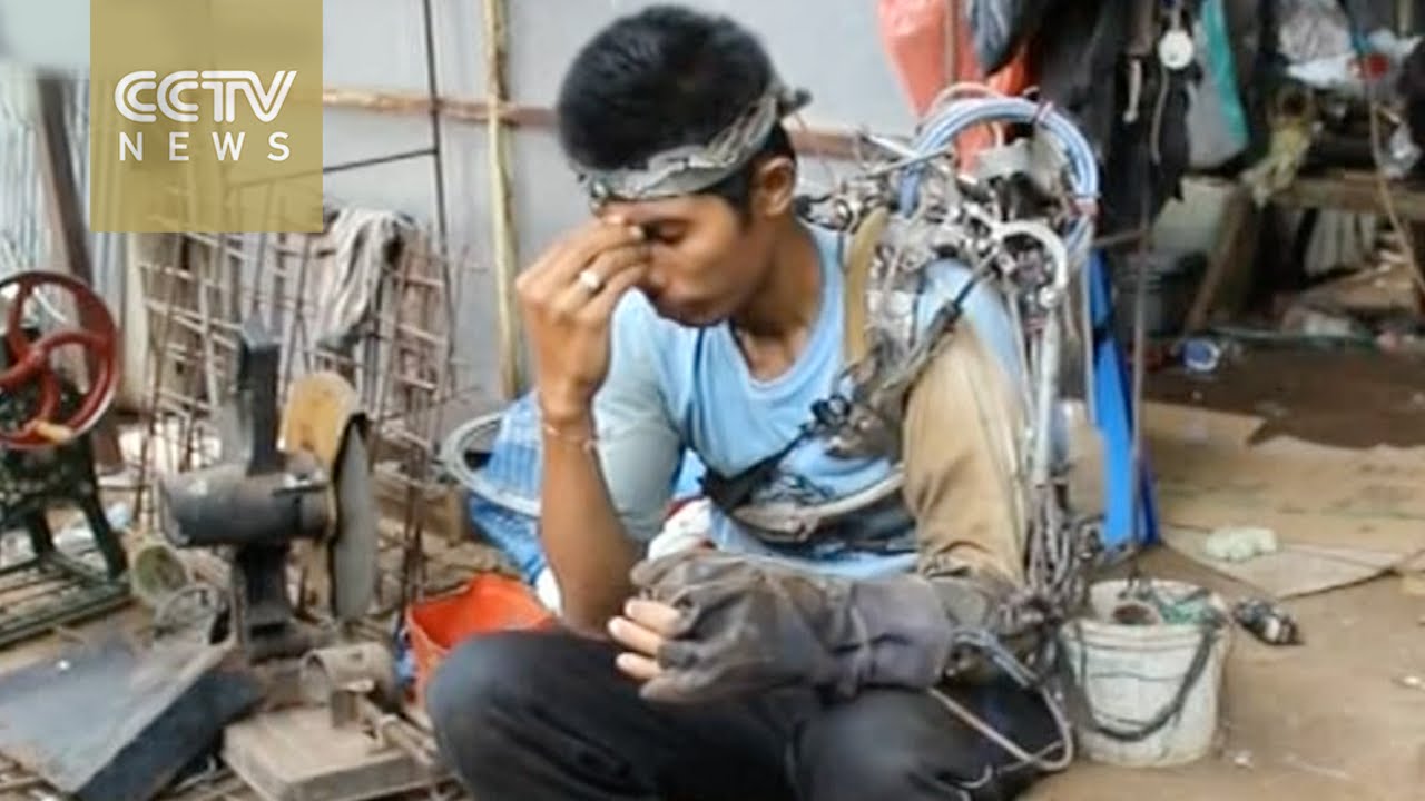 Indonesian man creates a &lsquo;robotic arm&rsquo; from scrap metal