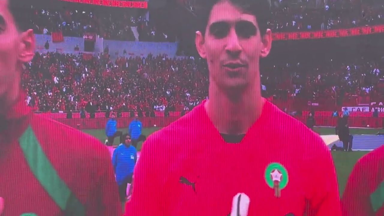 اداء قوي للنشيد الوطني لعناصر المنتخب الوطني المغربي مع الجمهور في المدرجات و في مناطق المشجعين
