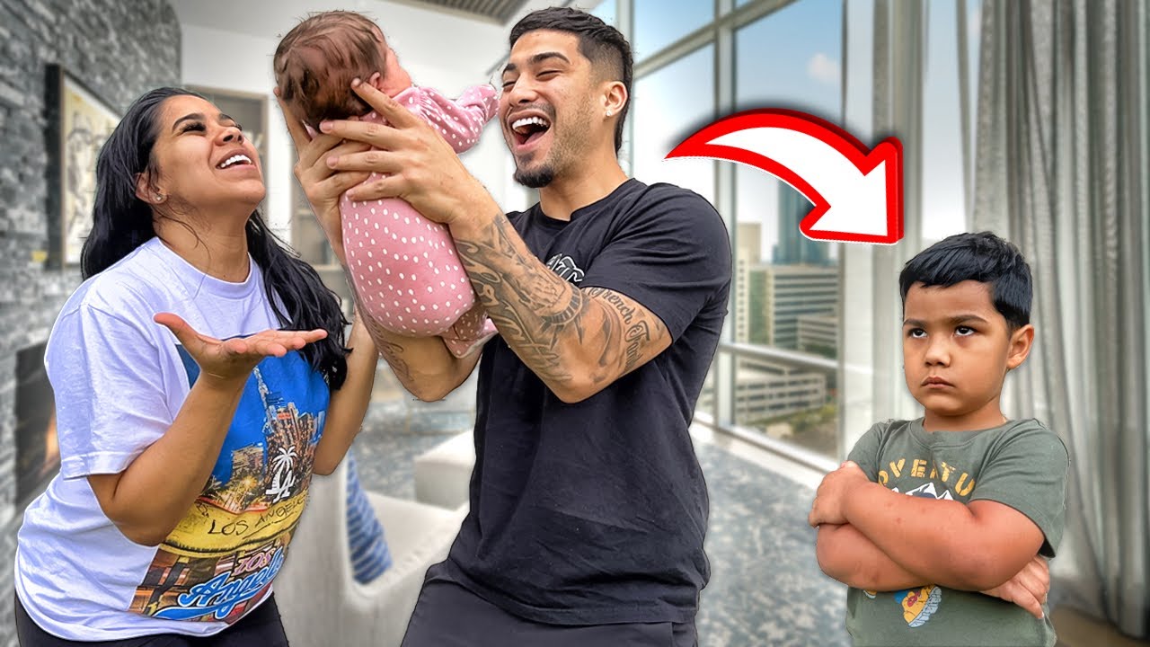 Наш сын Закиус ревнует свою новорожденную сестру..