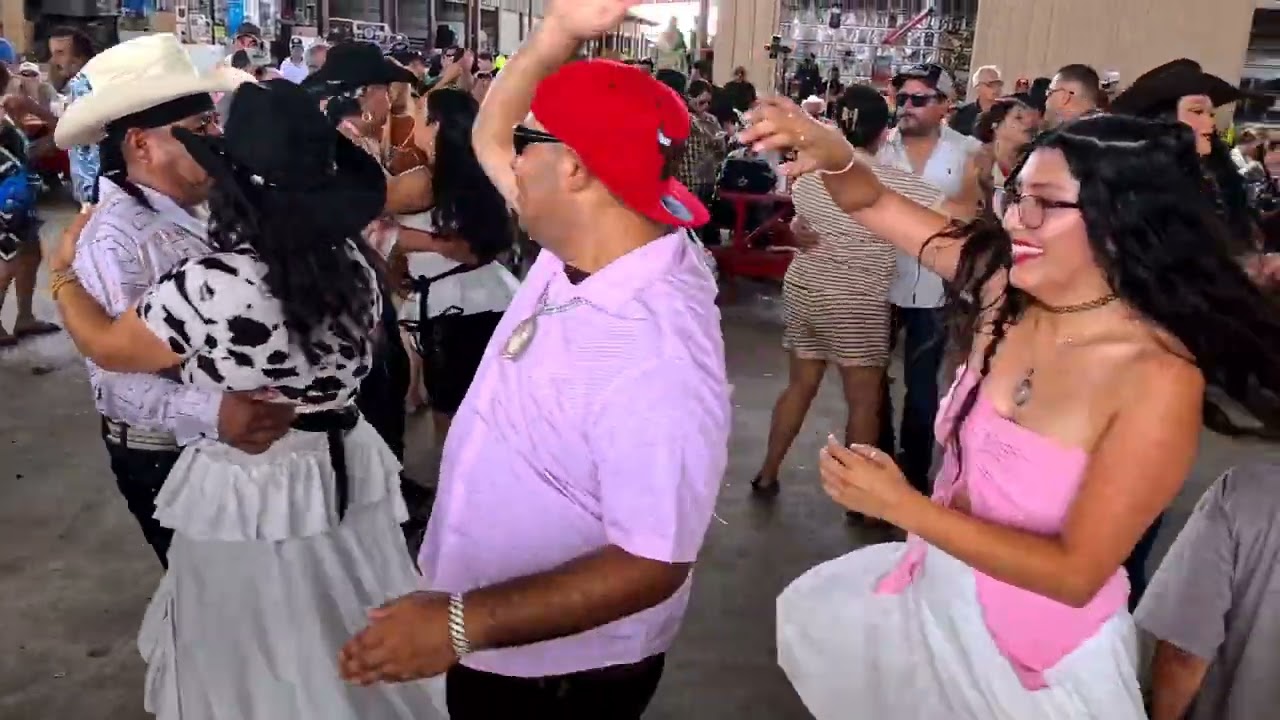 Puro baile y cumbia en la pulga de álamo tx