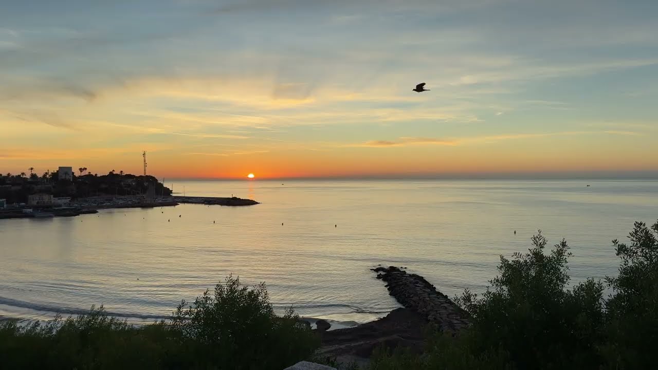 Amanecer tranquilo frente al mar en Alicante