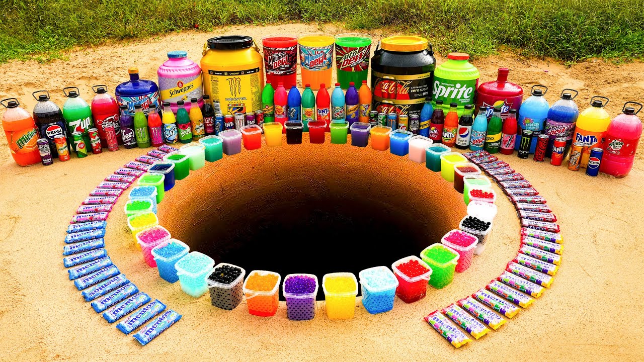 Извержение больших воздушных шаров от гигантских Coca-Cola, Monster, Sprite, Schweppes, Pepsi, Mi...