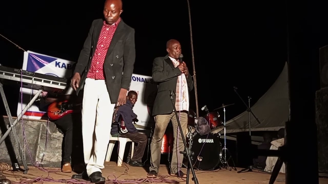 Tom Sserunjogi ne Sylvester Busuulwa abamu ku bakawoonawo mu kabenje akatta Herman Basudde mu 1997.