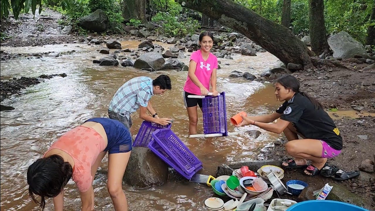 bajo las fuertes lluvias lavándole los trastes al loro