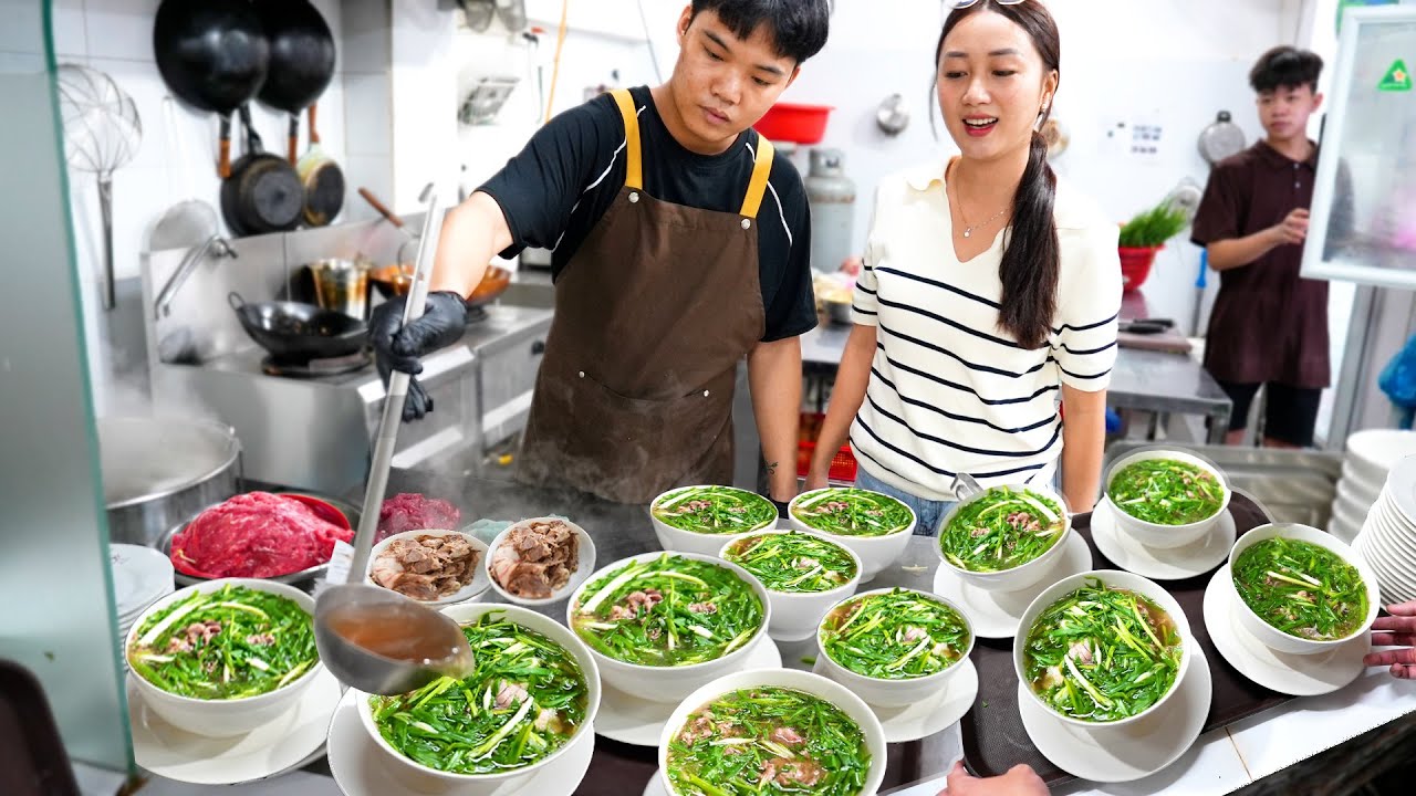 Bỡ ngỡ ăn phở bò tái lăn hành phủ kín cả tô, đích thân Ông Thìn nấu đúng ngon tuyệt vời chuẩn vị quê