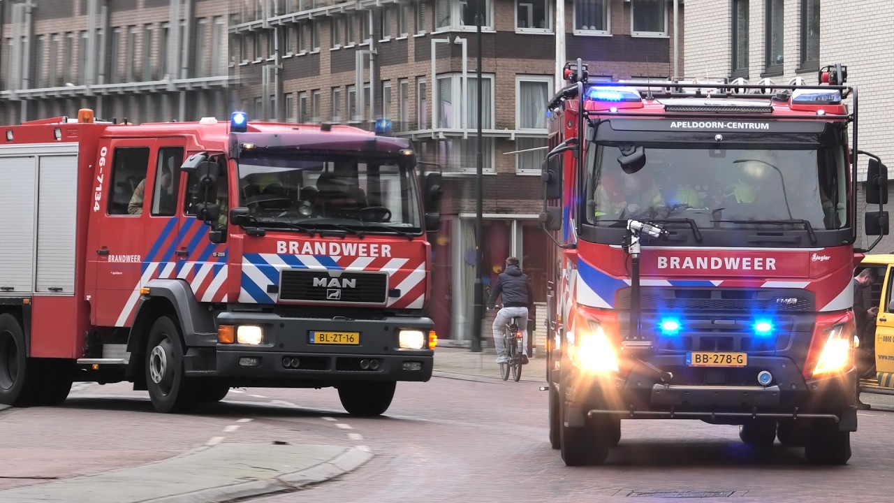 GROTE BRAND in woning boven winkel Apeldoorn - Brandweer Apeldoorn met spoed onderweg! 