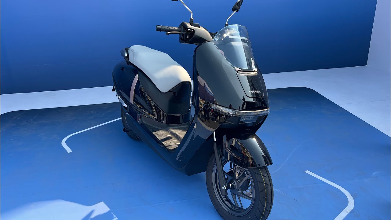 Đi bộ xung quanh và tham quan xe máy điện Honda UC3 2026