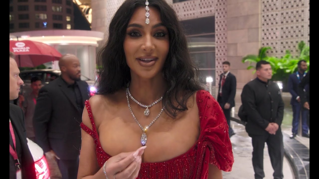 Kim Kardashian & Khloe Kardashian Experience Indian Wedding Culture