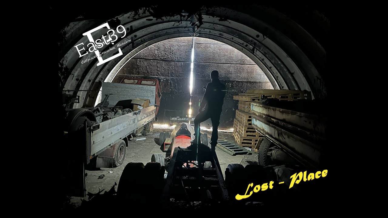 Lost Places - Rennwagen im Hangar / ReUpload aus 02.2024