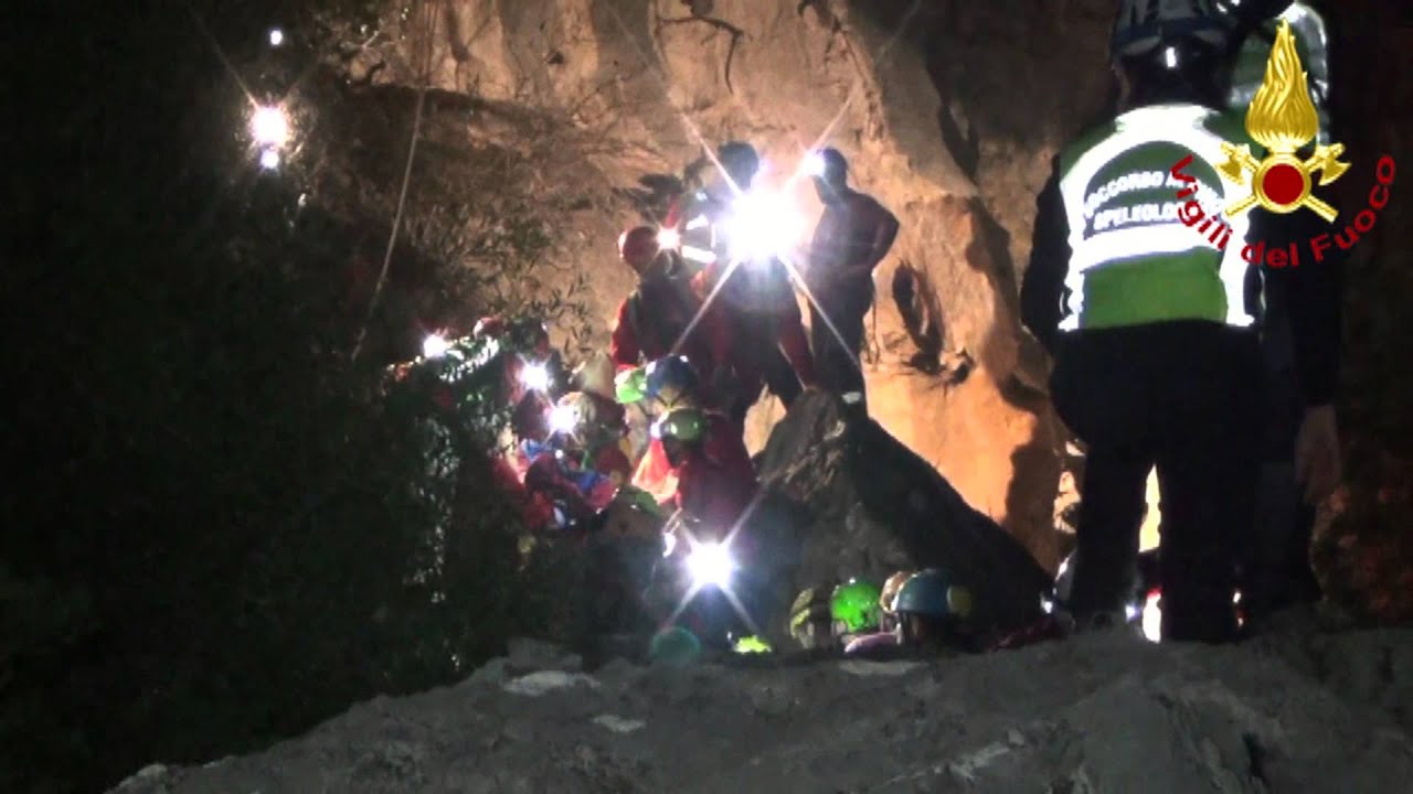 Recupero dello speleologo nuorese Salvatore Manca dalla grotta 