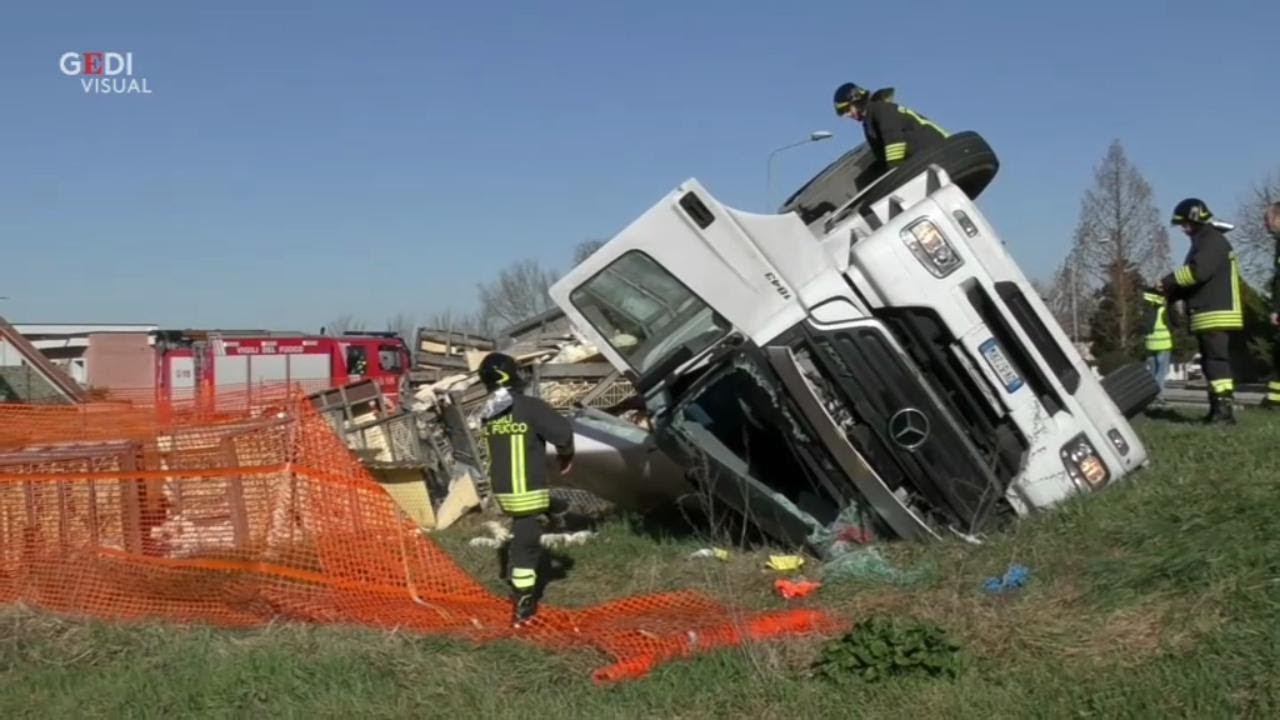 Camion carico di pollame vivo si ribalta nel fosso a Borgocarbonara