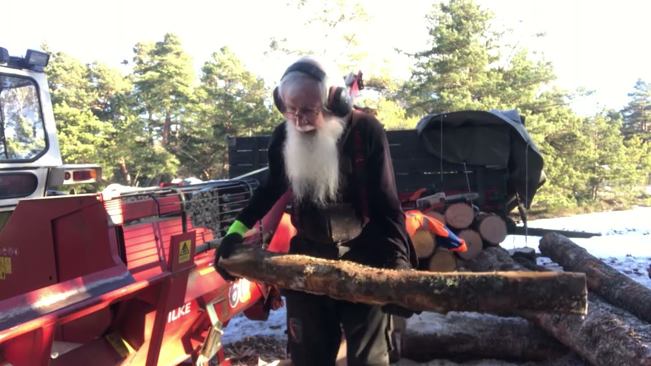 Noen min fra vedhaugen. David Brown 885 og gubben.