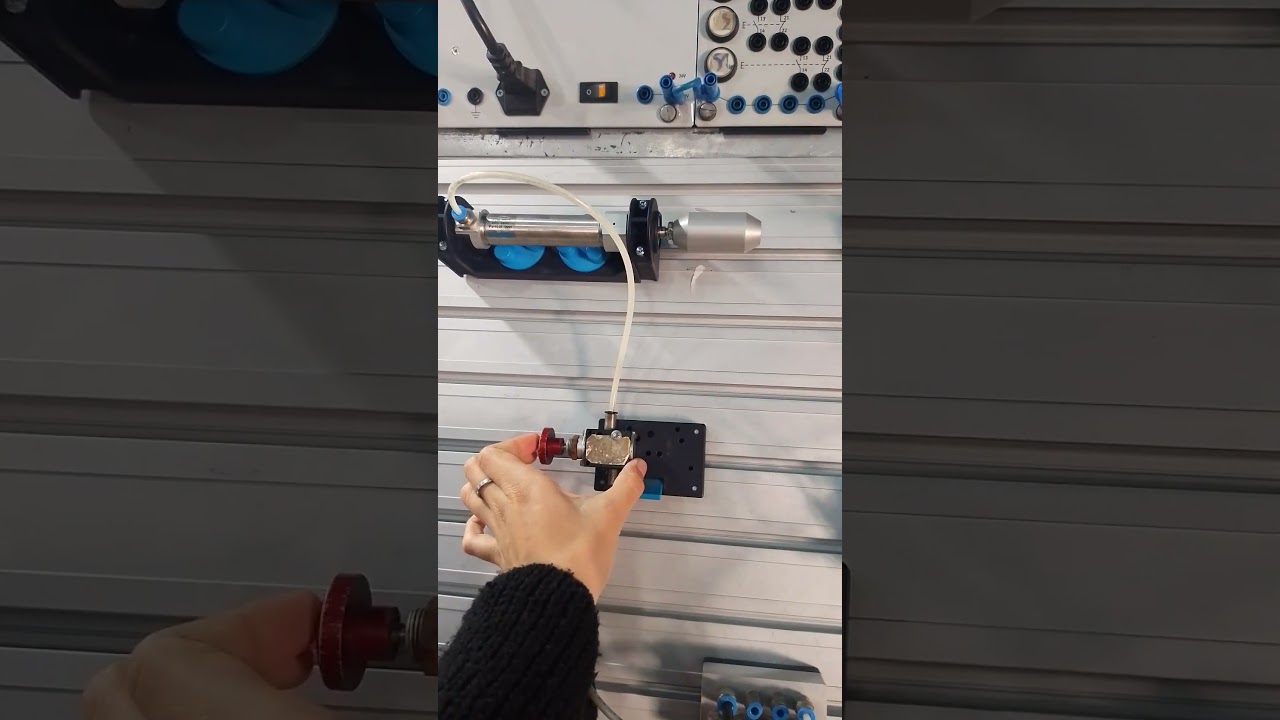 SINGLE AND DOUBLE ACTING CYLINDERS (PNEUMATICS) #pneumatics #engineering #laboratory