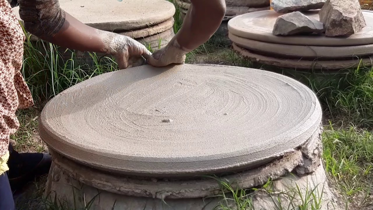 Injera mitad making near Addis Ababa, Ethiopia. Mogogo, clay plate
