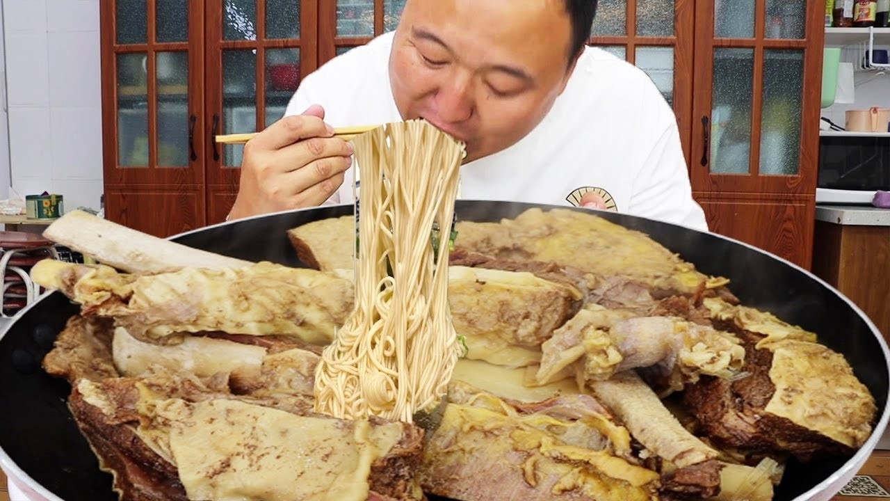 🔥【清汤牛肉面】老丈人送来点牛肉，做一碗清汤牛肉面，大口吸面也太过瘾了！🍜