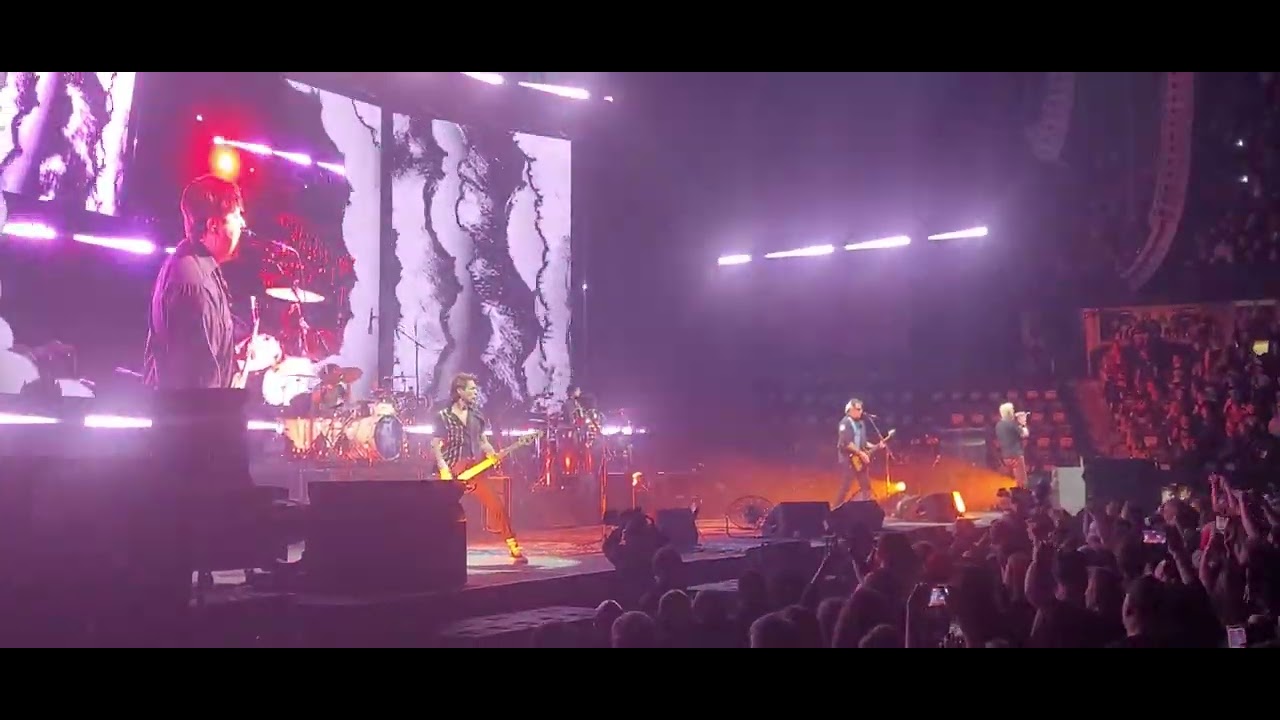 Thr Offspring - SUPERCHARGED Tour      Song: Your Gonna Go Far, Kid