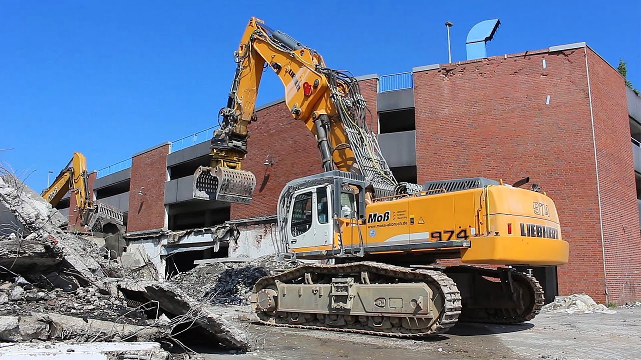 Abriß des Ems-Centers in Papenburg (Teil 1) / Demolition work with a Liebherr R974