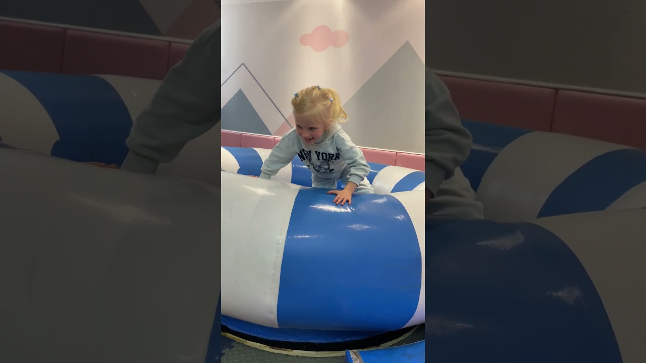 Maya fell off a huge trampoline/Майя упала с огромного батута 