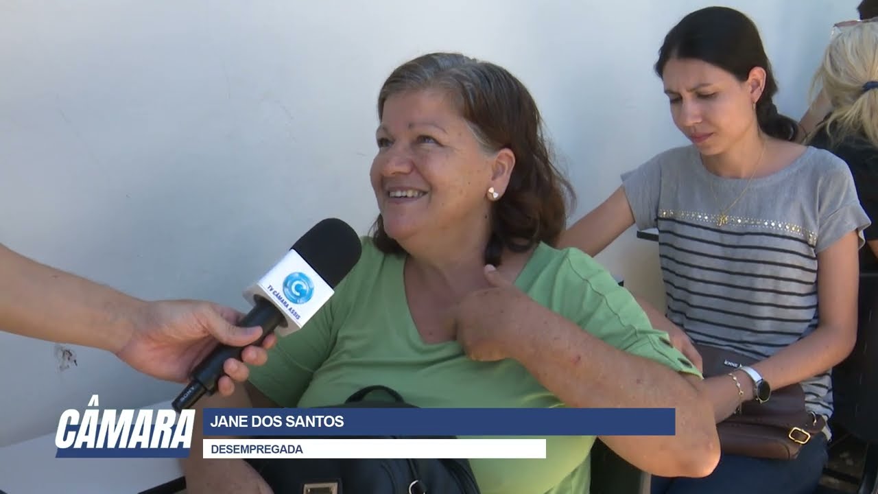 Centenas de pessoas participam de mutirão de empregos em Assis