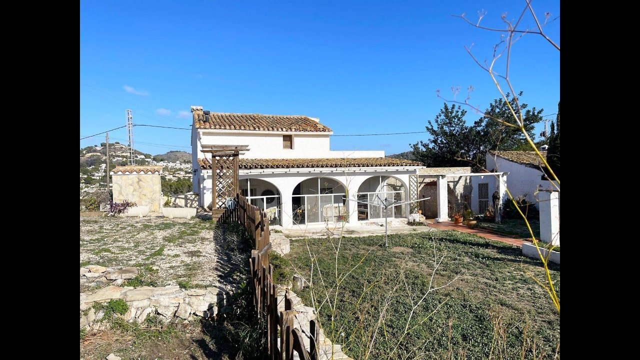 Country house with large plot and charm, for sale in Calpe, 395000 Euros.