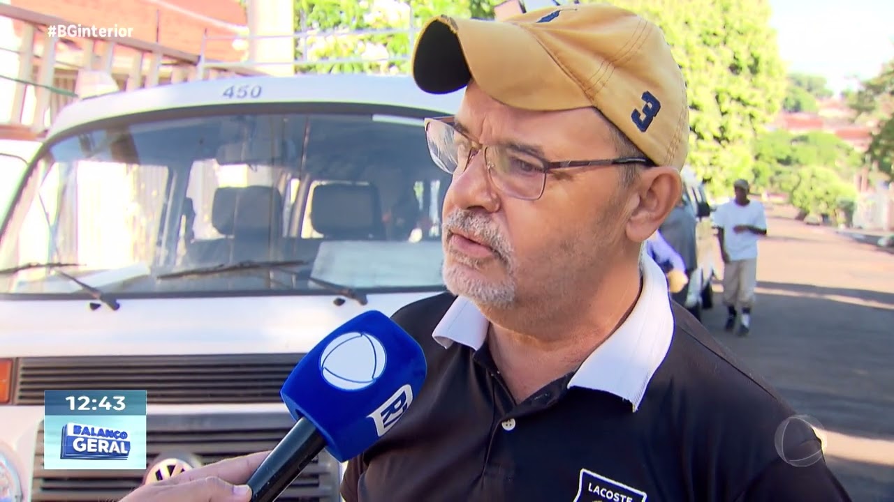 Casa abandonada em Marília: sujeiro e mau cheiro incomoda moradores