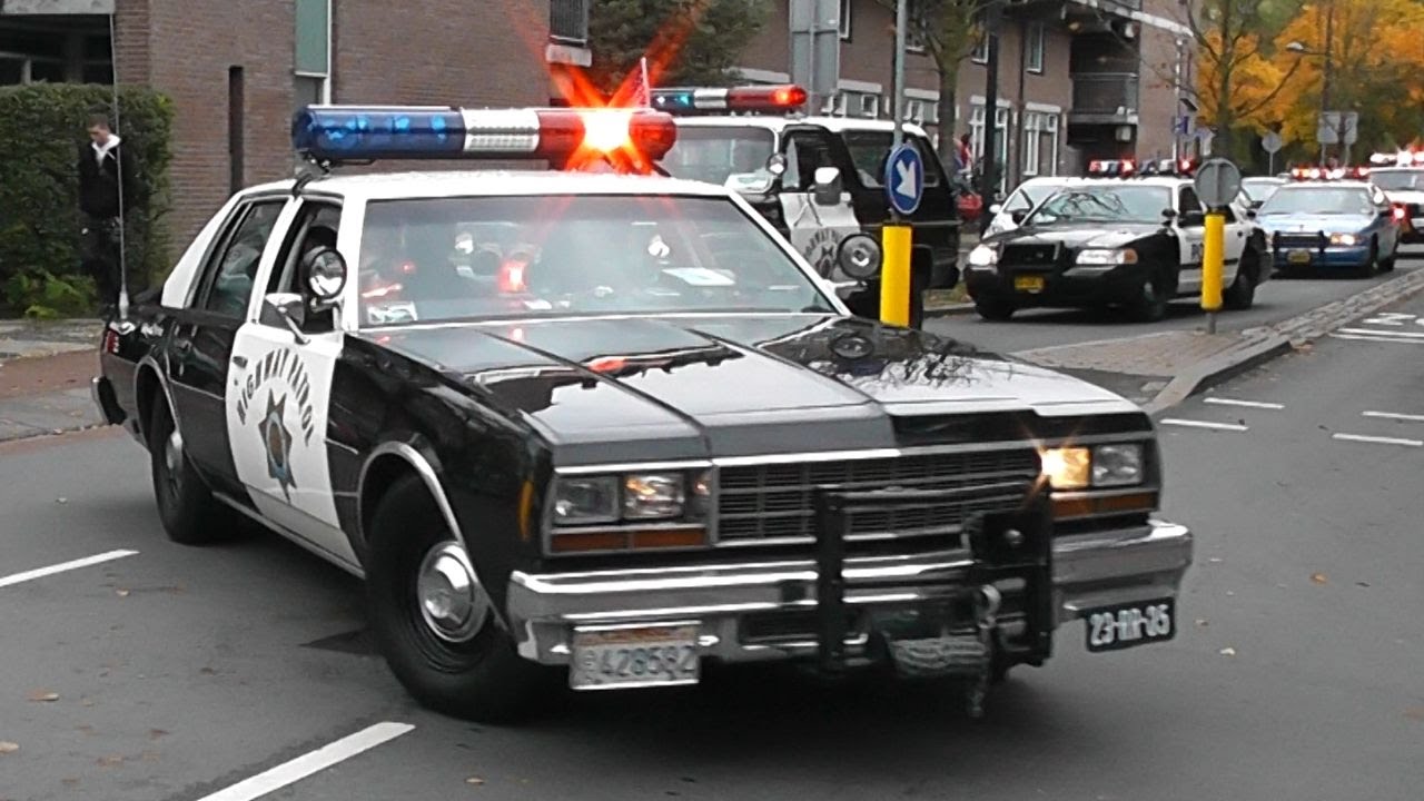Amerikaanse Politievoertuigen met zwaailicht en sirene in Delft