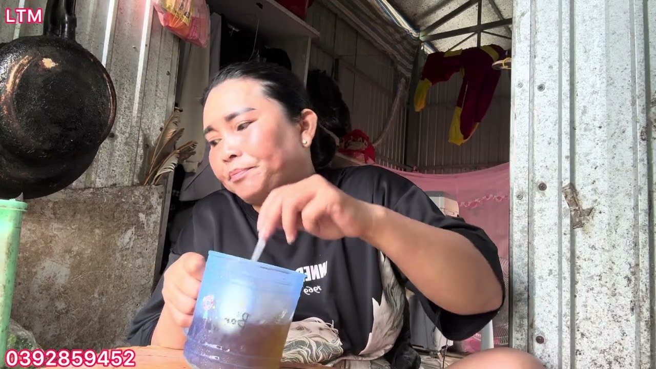 Buổi sáng em Loan ăn bánh canh sắc của quê em Loan