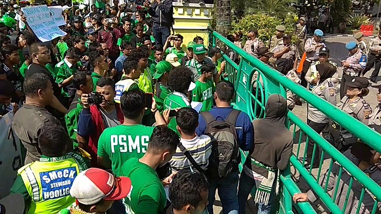 Tiga Kelompok Suporter PSMS Medan Gruduk Kantor Walikota Medan