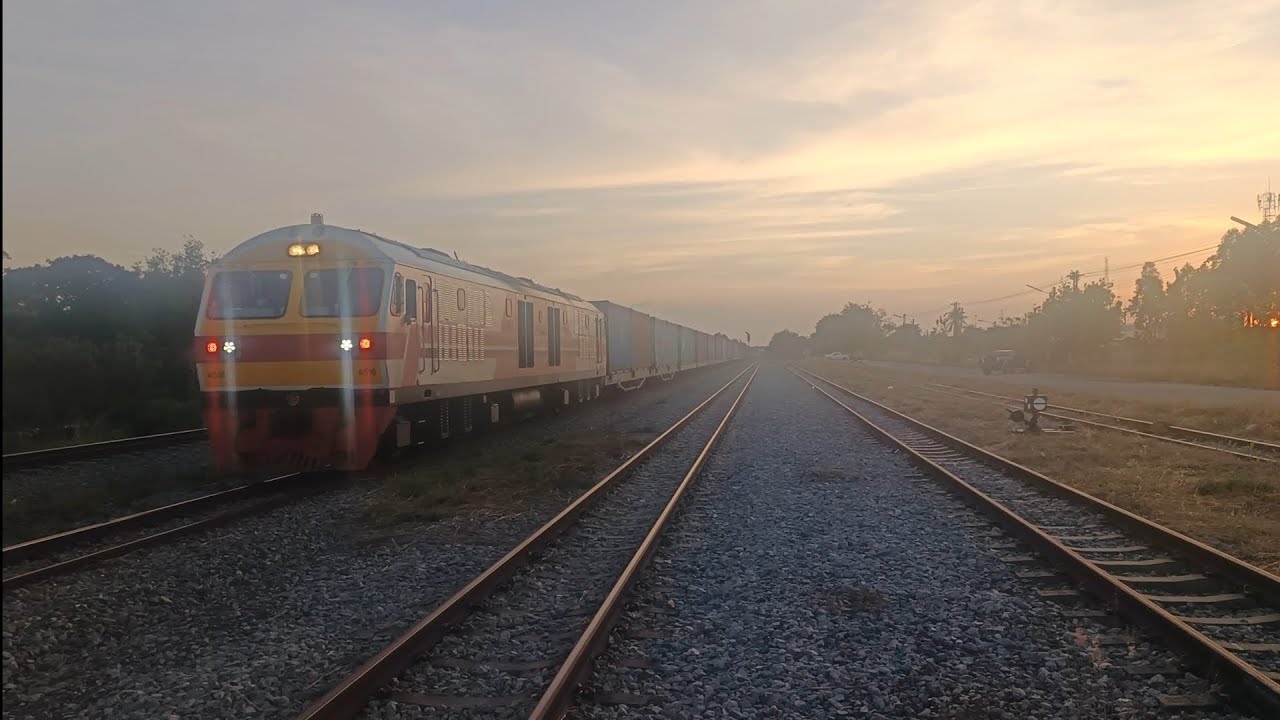 ข.ยางพาราที่ 665 D:HITACHI4516🚆ผ่านก่อนถึงสถานีรถไฟชลบุรี#รถไฟไทย #รถไฟสายตะวันออก #รถไฟสินค้า 