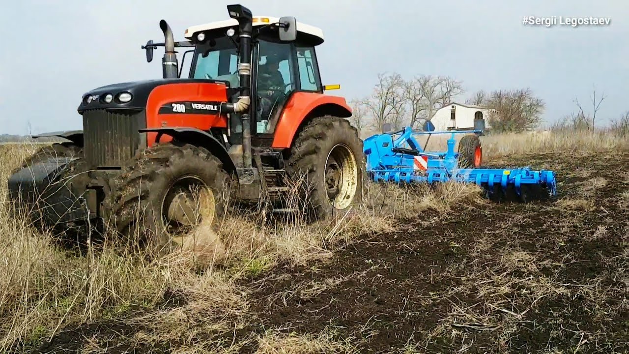 Редкий трактор Versatile 280 дискует поле сорняков бороной Lemken Heliodor 7м