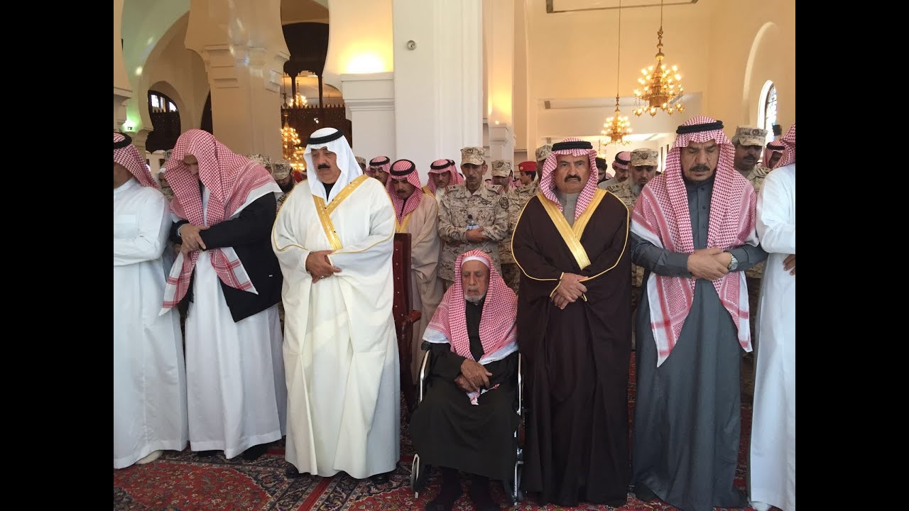 سمو الأمير متعب بن عبدالله يؤدي صلاة الميت على الشهيد الملازم . سعود بن خالد الرخيّص ـ رحمه الله ـ