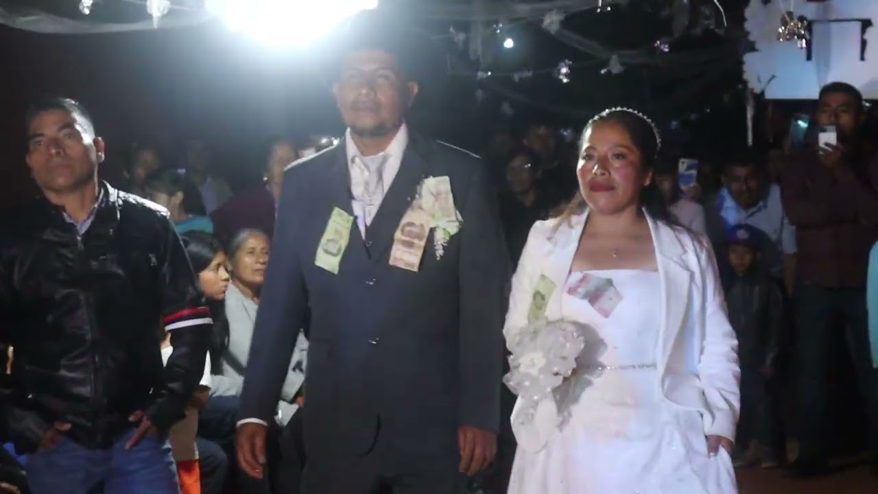 Éste es el tradicional baile del PARABIEN A LOS NOVIOS de la Sierra Sur de OAXACA.